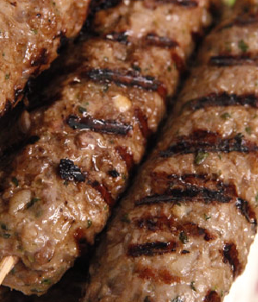 Lamsgehakt spiesen met tomatensalsa