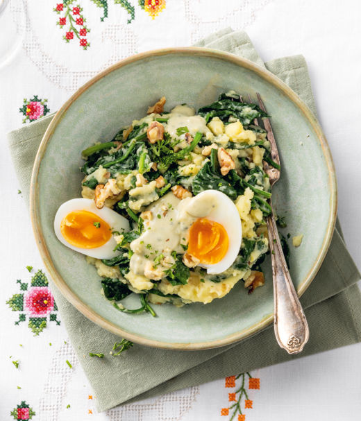 Stamppot met spinazie, ei en bier-blauwe kaassaus 