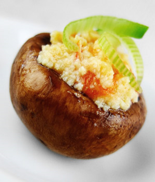 Kastanjechampignons en roerei met tomaat