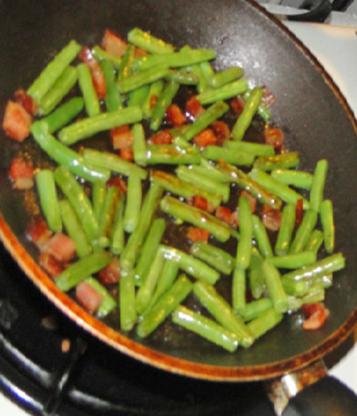 Kalfsworst met zuiderse sperzieboontjes