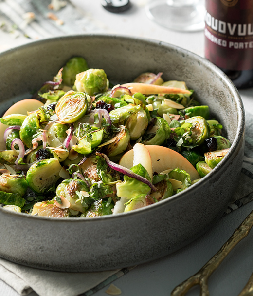 Herfstsalade van spruitjes, rode ui en appel