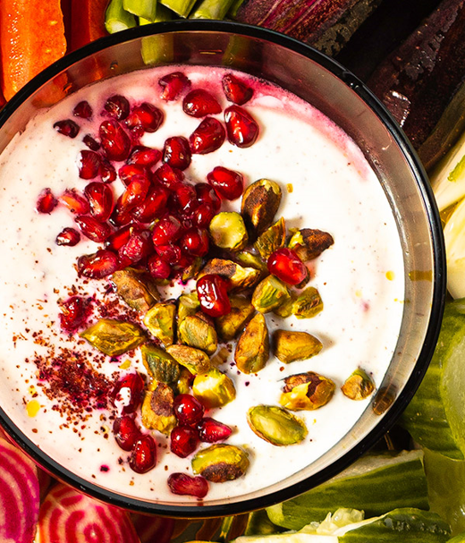 Yoghurtdip met pistache en granaatappelpitjes 