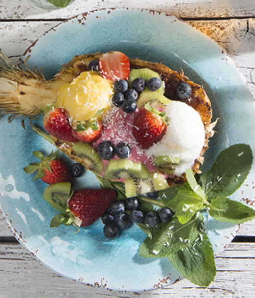 Gegrilde ananas met sorbetijs
