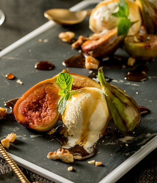 Vijgen met vanille-ijs, walnoten en honing-muntsiroop