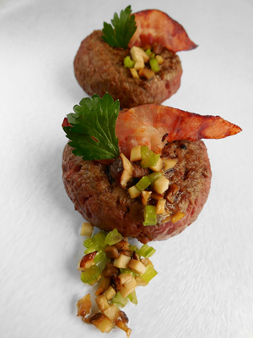 Rundertartaartjes met kastanjechampignons, bleekselderij en ontbijtspek
