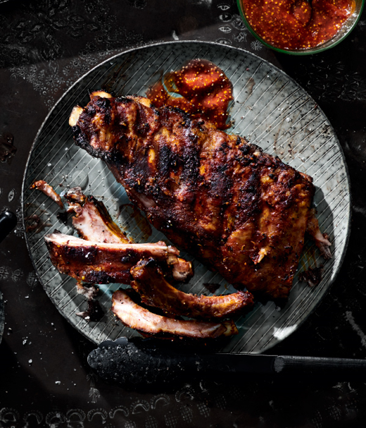 Honinggeglazuurde ribs met BBQ mosterdsaus 