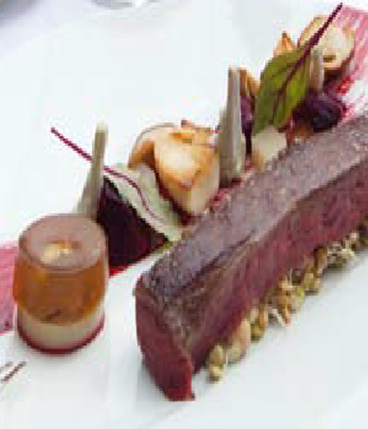 Reerug met kiemgroenten en peperportjus