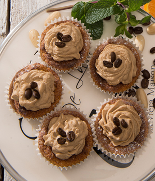 Sinaasappelmuffin met kokos-koffiefrosting