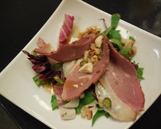 Gerookte eendenborstfilet met honing- sinaasappeldressing en pistachenootjes