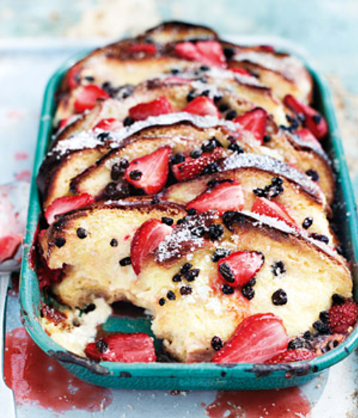 Briochebrood- en-boterpudding met aardbeien