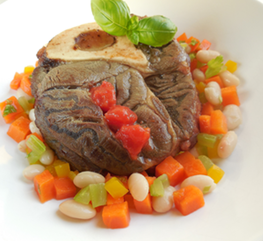 Ossobucco met tomatensaus , witte bonen en wortel